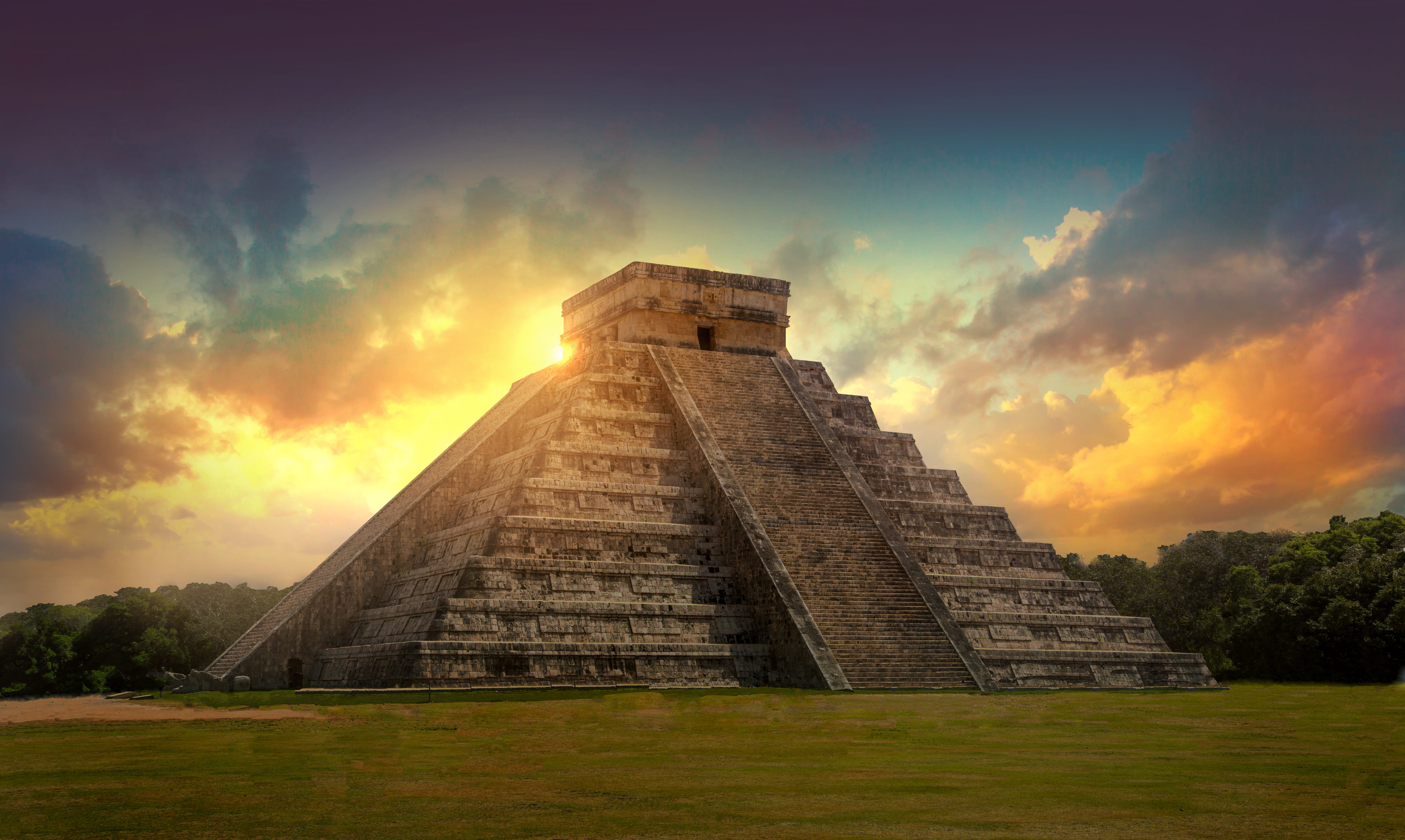 Visit Chichen Itzá at sunset Mexikoo